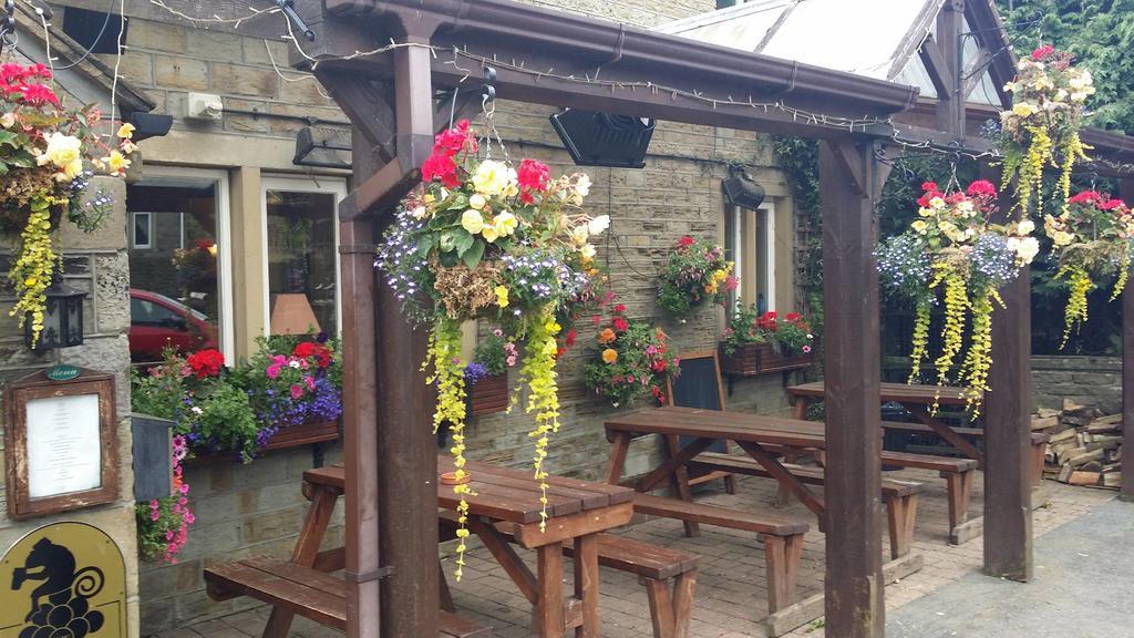 The Rose And Crown Hotell Huddersfield Exteriör bild