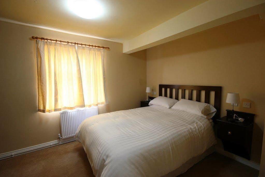 The Rose And Crown Hotell Huddersfield Exteriör bild